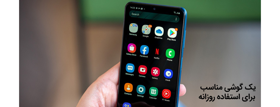 گوشی galaxy a12 در دست کاربر